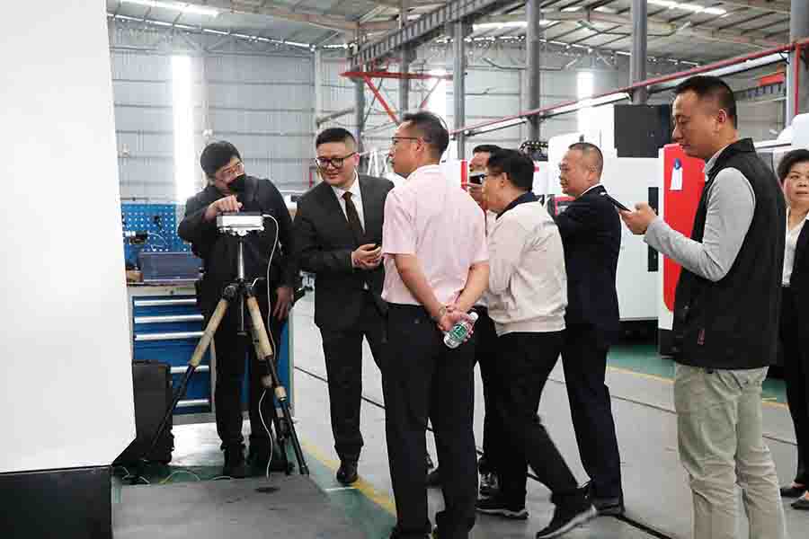 香港鑄造業總會總理事會成員蒞臨巨高機床指導工作(圖6) 香港鑄造業總會總理事會成員蒞臨巨高機床指導工作(圖6)